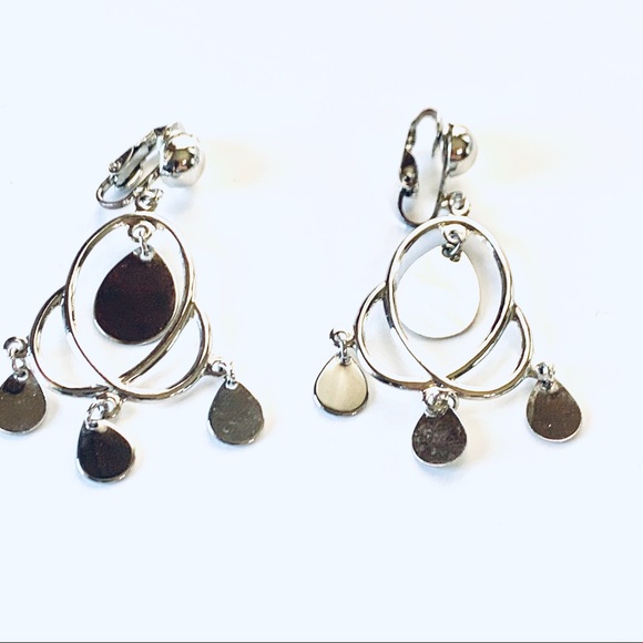 Vintage Clip On Dangle Earrings Silvertone Metal - Picture 1 of 5